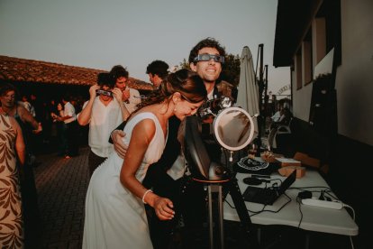 La boda combinó fiesta, homenaje estelar y divulgación científica con la felicidad del matrimonio.