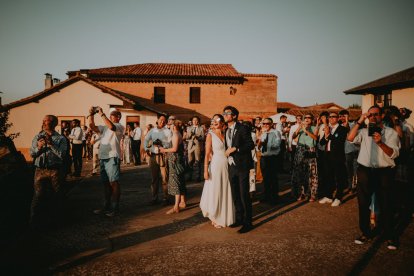 La boda combinó fiesta, homenaje estelar y divulgación científica con la felicidad del matrimonio.