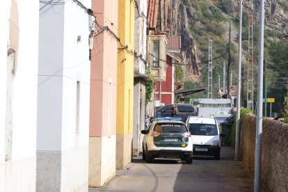 Vehículos de la Guardia Civil en las inmediaciones del lugar.