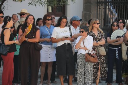 Familiares y amigos despiden a una de las mujeres fallecidas en Manzanedo de Valdueza.