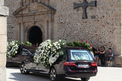 Familiares y amigos despiden a una de las mujeres fallecidas en Manzanedo de Valdueza.