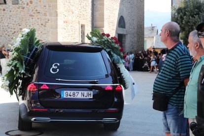 Familiares y amigos despiden a una de las mujeres fallecidas en Manzanedo de Valdueza.