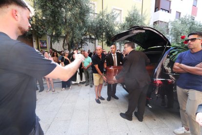 Familiares y amigos despiden a una de las mujeres fallecidas en Manzanedo de Valdueza.