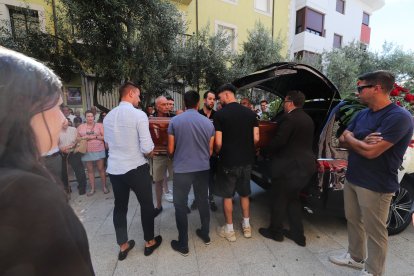 Familiares y amigos despiden a una de las mujeres fallecidas en Manzanedo de Valdueza.