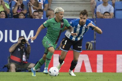 El extremo del Levante, el exculturalista Paco Cortés, durante el partido de Primera División en el RCDE Stadium intenta irse de Urko González.