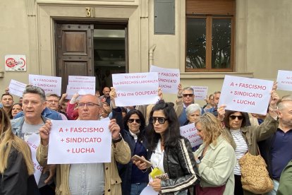 Un momento durante la concentración a las puertas de la sede del sindicato en León.