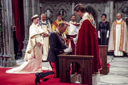 El rey Harald V fue consagrado en la catedral de Nidaros por el obispo Finn Wagle en Trondheim, Noruega, el 23 de junio de 1991.