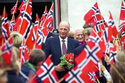El rey Harald V saluda a los presentes durante una visita a Farsund, Noruega, el 24 de junio de 1998.