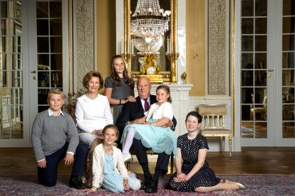 Los reyes Harald y Sonja de Noruega posan con la familia real en el Salón Blanco del Palacio Real de Oslo, Noruega, el 17 de octubre de 2016.