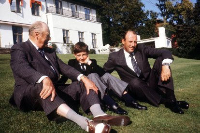 Tres generaciones reunidas frente al Palacio de Skaugum: el rey Olav, el príncipe Haakon Magnus y el príncipe heredero Harald en Asker.