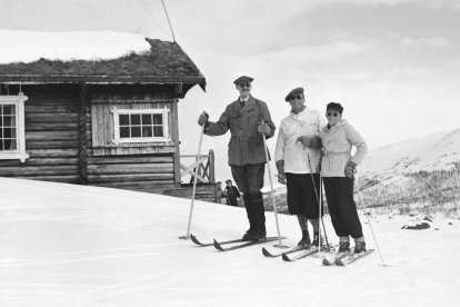 Tres generaciones de la familia real noruega: el rey Haakon, el príncipe heredero Olav y el príncipe Harald en 1950.