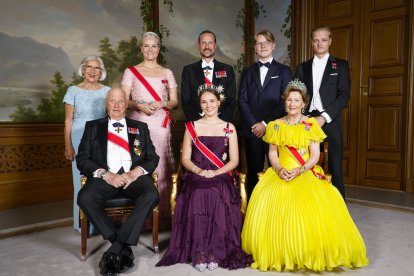 La princesa Ingrid Alexandra de Noruega junto a Marit Tjessem, el rey Harald, la princesa heredera Mette-Marit, el príncipe heredero Haakon, el príncipe Sverre Magnus, la reina Sonja y Marius Borge Hoeiby.