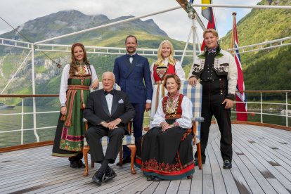 El rey Harald de Noruega, la reina Sonja, el príncipe heredero Haakon, la princesa heredera Mette-Marit, la princesa Ingrid Alexandra y el príncipe Sverre Magnus en 2024.