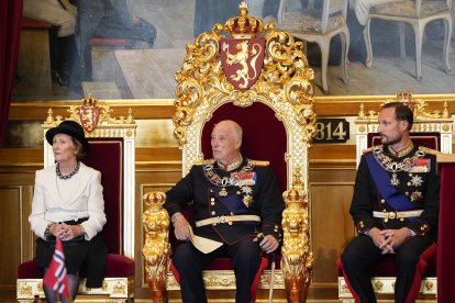 El rey Harald de Noruega, la reina Sonja y el príncipe heredero Haakon asisten a la solemne apertura del Storting, el Parlamento de Noruega, en Oslo, en 2021.