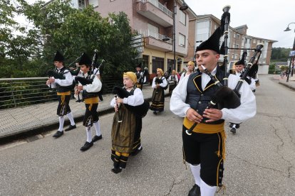 Las imágenes del Festival de Bandas de Gaitas de Vega de Espinareda.