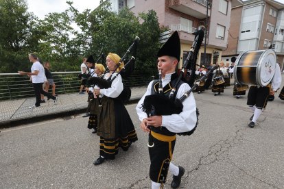 Las imágenes del Festival de Bandas de Gaitas de Vega de Espinareda.