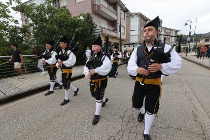 Las imágenes del Festival de Bandas de Gaitas de Vega de Espinareda.