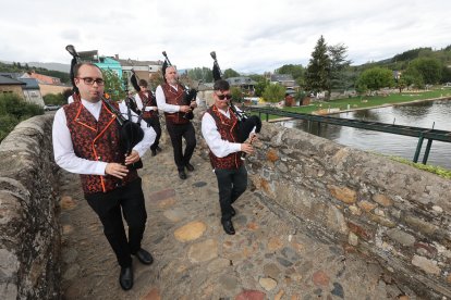 Las imágenes del Festival de Bandas de Gaitas de Vega de Espinareda.