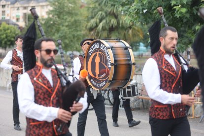 Las imágenes del Festival de Bandas de Gaitas de Vega de Espinareda.