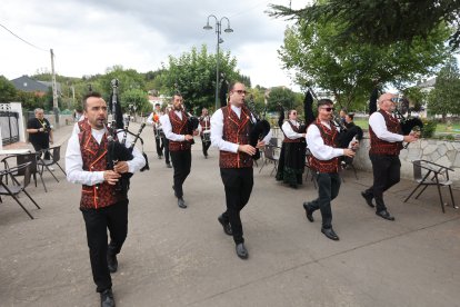 Las imágenes del Festival de Bandas de Gaitas de Vega de Espinareda.