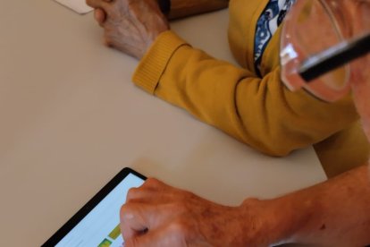 Un señor utiliza la aplicación en una tablet