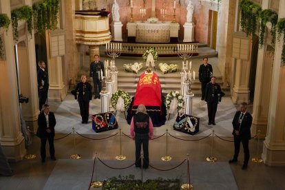<p>- Miembros del público desfilan ante el féretro del difunto rey Harald V de Noruega durante la capilla ardiente oficial en la Capilla del Palacio en el Palacio Real de Oslo, Noruega, 01 de septiembre de 2026. La visita del público comenzó a las 14:00 hora local, permitiendo a los ciudadanos rendir sus últimos respetos al monarca tras su fallecimiento el 28 de agosto a la edad de 89 años. (Norue