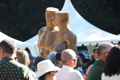 Una escultura del espacio de escultura monumental al aire libre de Carracedelo