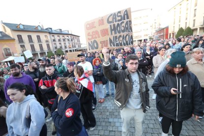 Concentración por la vivienda en la Plaza del Ayuntamiento de Ponferrada