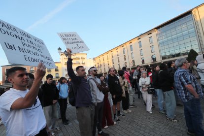 Concentración por la vivienda en la Plaza del Ayuntamiento de Ponferrada