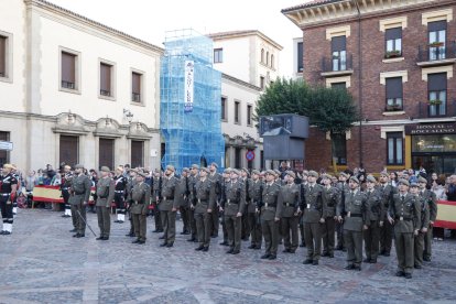 Arriado de Bandera por la Fiesta Nacional.
