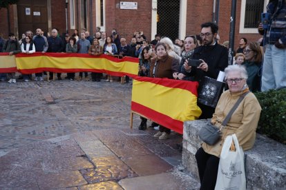 Arriado de Bandera por la Fiesta Nacional.