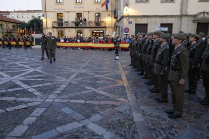 Arriado de Bandera por la Fiesta Nacional.