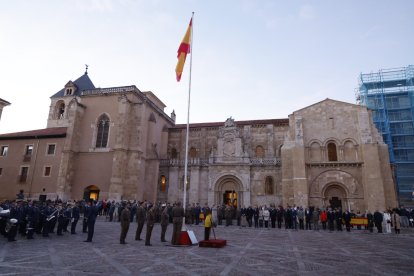 Arriado de Bandera por la Fiesta Nacional.