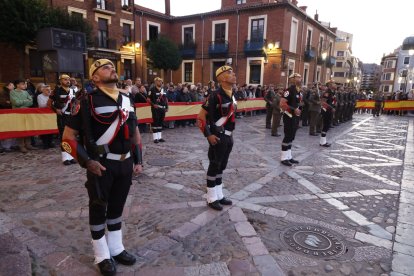 Arriado de Bandera por la Fiesta Nacional.