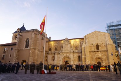 Arriado de Bandera por la Fiesta Nacional.