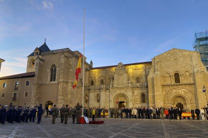 Arriado de Bandera por la Fiesta Nacional.