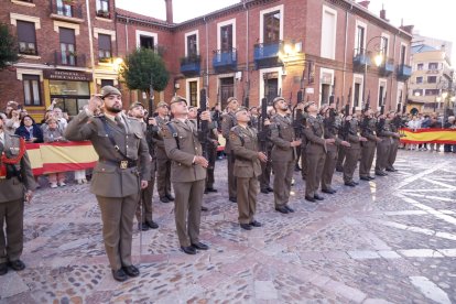 Arriado de Bandera por la Fiesta Nacional.