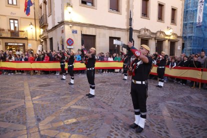 Arriado de Bandera por la Fiesta Nacional.