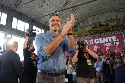 El presidente del Gobierno, Pedro Sánchez, junto al secretario general del PSOE de León, Javier Alfonso Cendón, la vicesecretaria general del PSOE de Castilla y León, Nuria Rubio, y el secretario general del PSOE de Castilla y León, Carlos Martínez