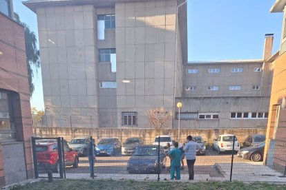 Imagen del coche incendiado en el centro de salud de La Palomera