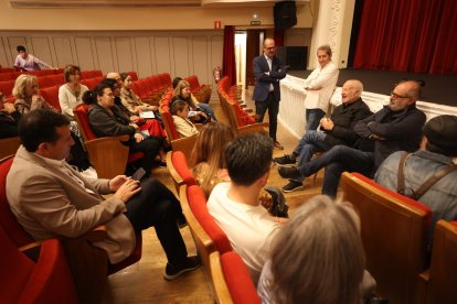 Echanove y Climent (sentados) entablaron diálogo con el público.