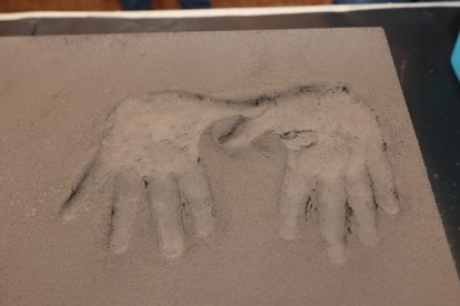 Las huellas de Juan Echanove para la acera de Teatro Bergidum de Ponferrada.