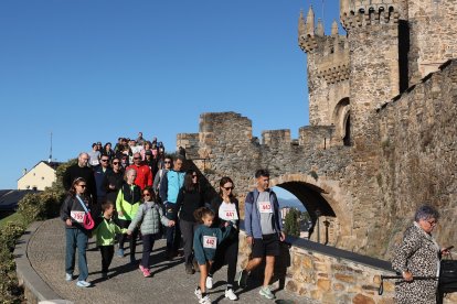 Salida de los participantes desde el castillo de Ponferrada