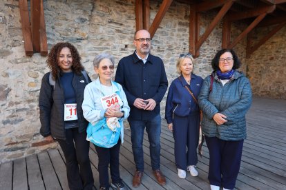 El alcalde y la concejala de Solidaridad con la representante de Manos Unidas.