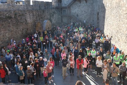 Integrantes de la marcha en el interior del castillo de Ponferrada este domingo.