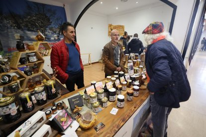 Un momento de la inauguración de la Feria de la Miel de Camponaraya