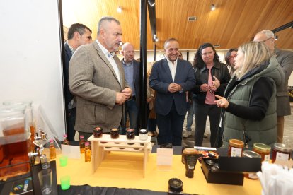 Un momento de la inauguración de la Feria de la Miel de Camponaraya