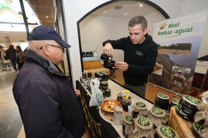Un momento de la inauguración de la Feria de la Miel de Camponaraya
