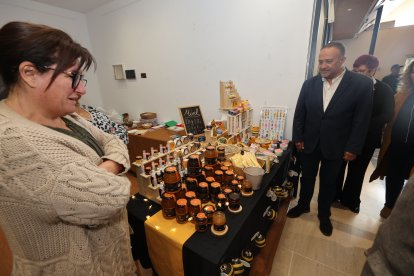 Un momento de la inauguración de la Feria de la Miel de Camponaraya