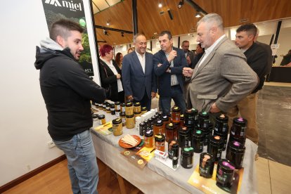 Un momento de la inauguración de la Feria de la Miel de Camponaraya